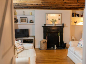 Pass the Keys Beautiful Cottage with Castle Views near Llandeilo